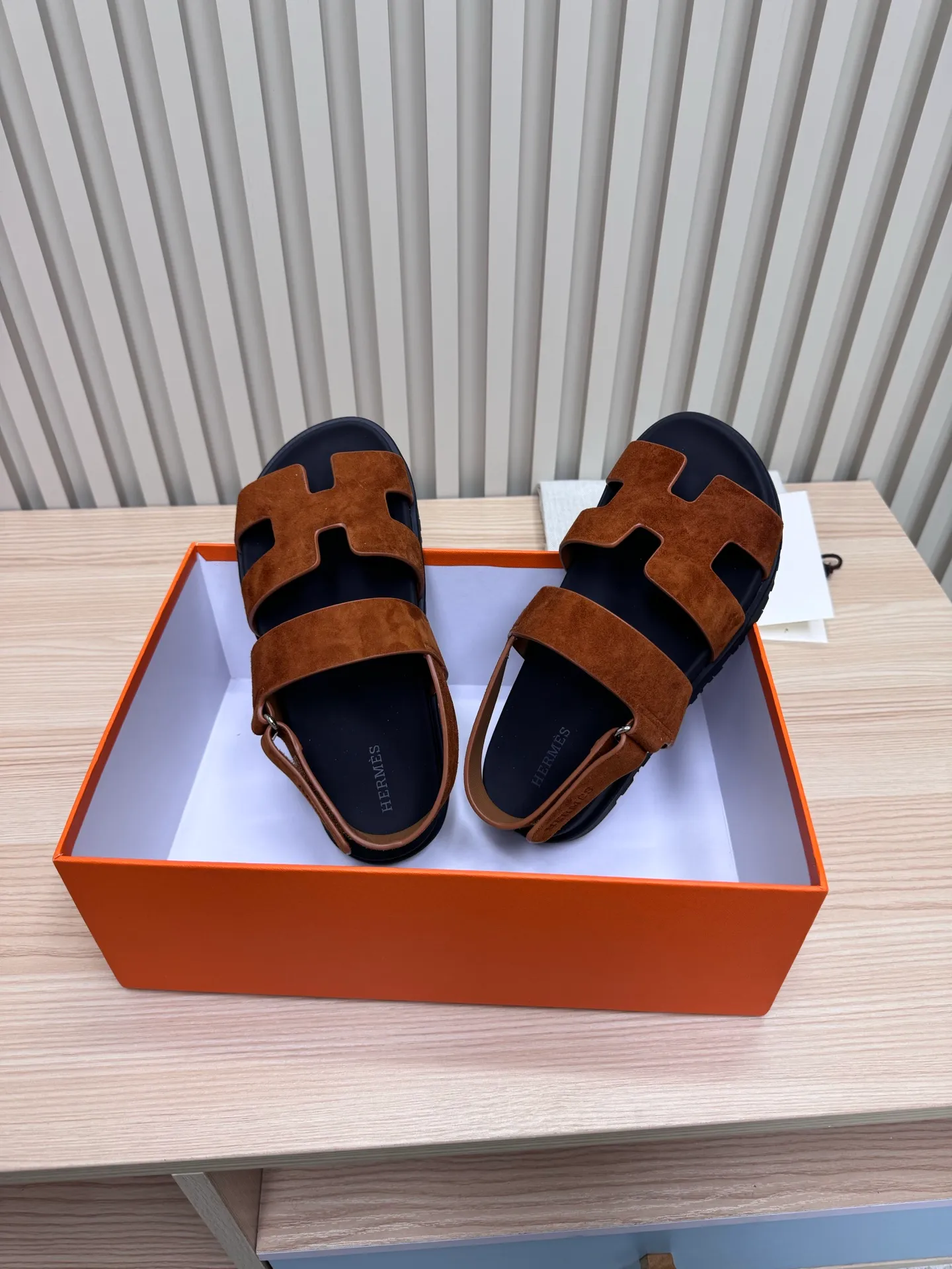 👟👟Ex-factory price 502👟👟Hermes🐎The extremely popular couple’s second uncle slippers/golden sandals and slippers, paired with various colorful socks, are so trendy!  ———————— Upper: imported cowhide/sheep leather/cloth/palmprint leather lining: imported cowhide/sheepskin outsole: Tpu non-slip and wear-resistant outsole Female size: 35-42 (40.41.42 non-returnable and non-exchangeable) Male code: 39-45 (45 non-returnable and non-exchangeable)